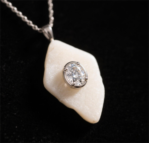 Hexingsheng Jewelry | The Art of Setting Cubic Zirconia on Natural Stones