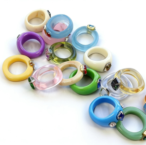 Resin Jewelry vs Acrylic Jewelry: What Makes Them Look Different