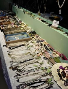 Hexingsheng Jewelry | Yiwu, Guangzhou, or Qingdao: Where Should You Source Your Fashion Jewelry? Yiwu, Guangzhou, or Qingdao: Where Should You Source Your Fashion Jewelry?